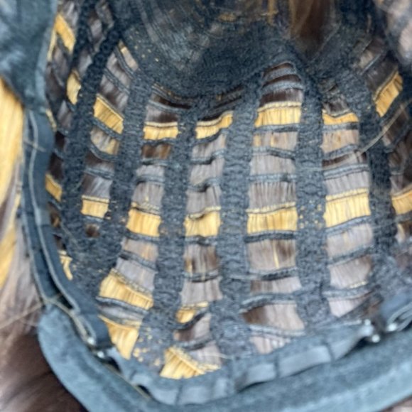 Brown Wig With Blonde Highlight - Picture 5 of 9